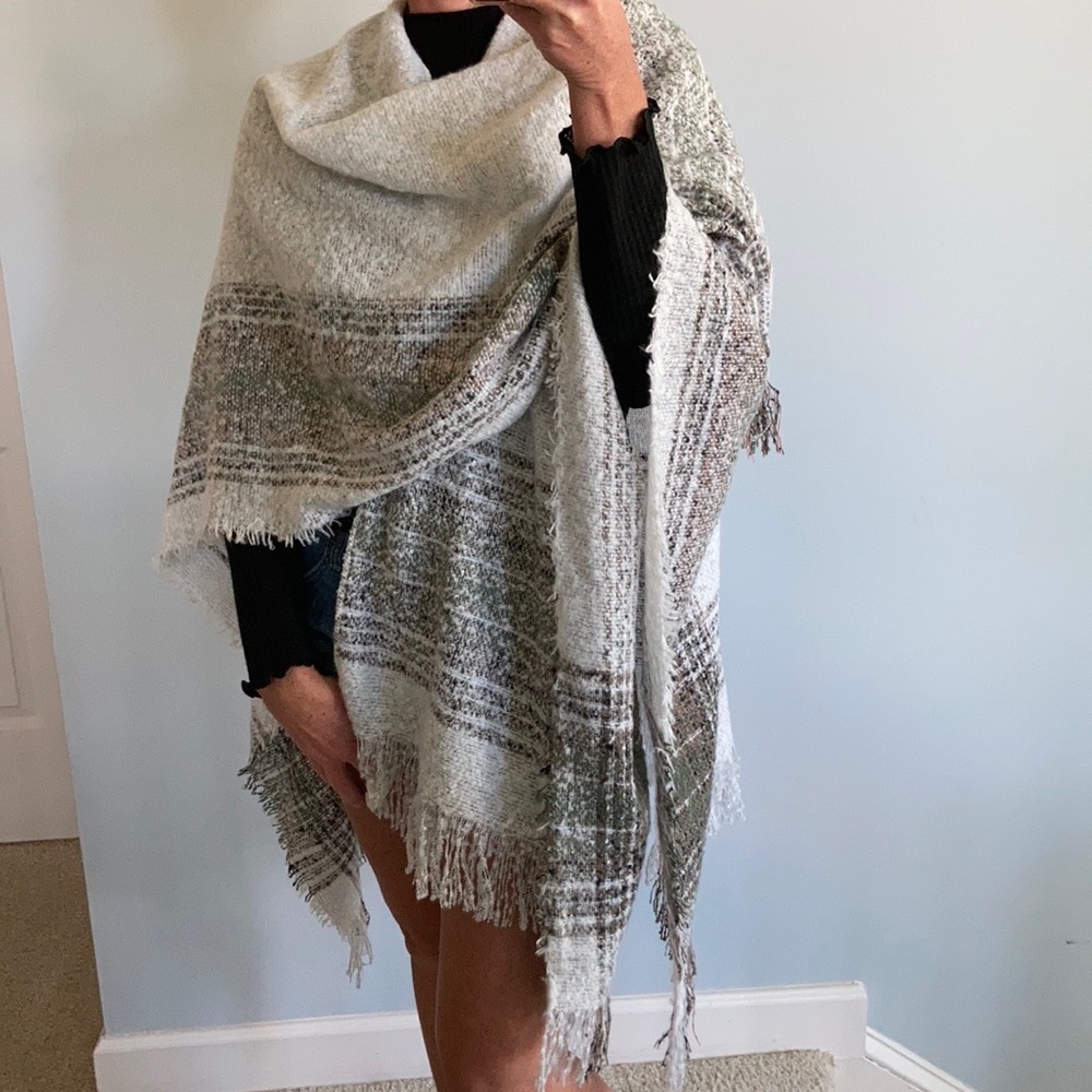 Gorgeous Fringed Shawl/Cape - Picture 2 of 8